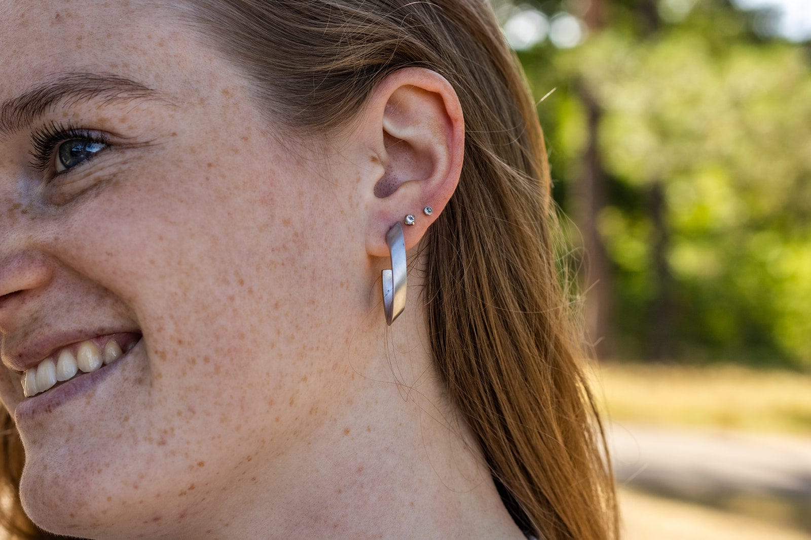Lifestyle shot OLIVIA hoop earrings silver-tone | hypoallergenic jewelry in aluminum and stainless steel | CLIC by Suzanne