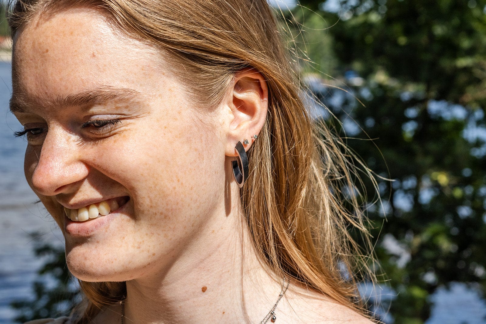 Lifestyle shot OLIVIA hoop earrings black | hypoallergenic jewelry in aluminum and stainless steel | CLIC by Suzanne