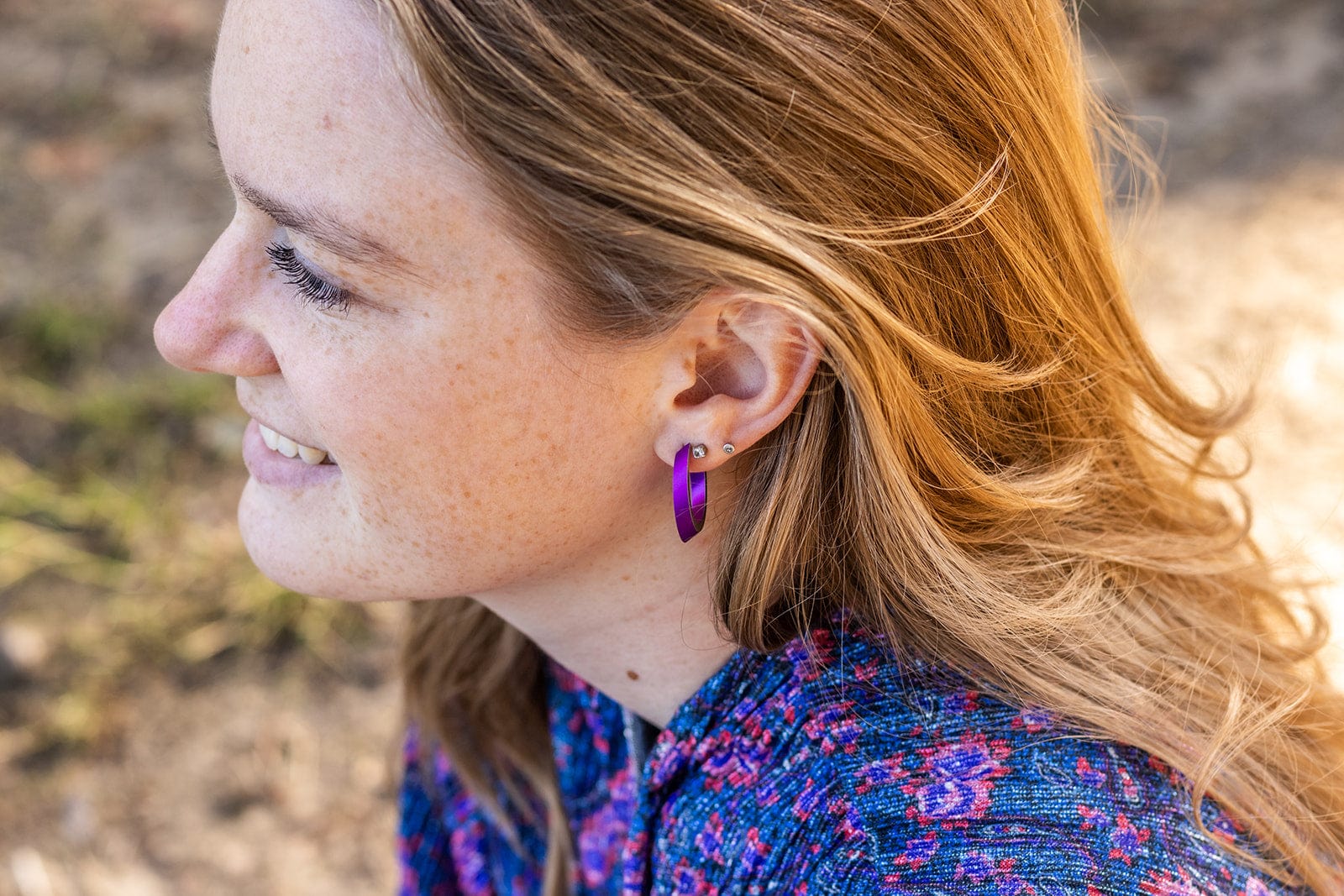 Lifestyle shot OLIVIA hoop earrings purple | hypoallergenic jewelry in aluminum and stainless steel | CLIC by Suzanne