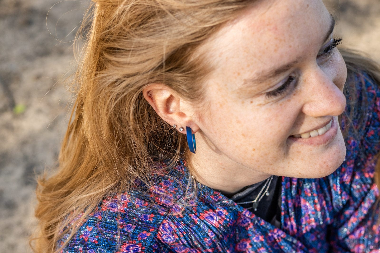 Lifestyle shot OLIVIA hoop earrings blue | hypoallergenic jewelry in aluminum and stainless steel | CLIC by Suzanne